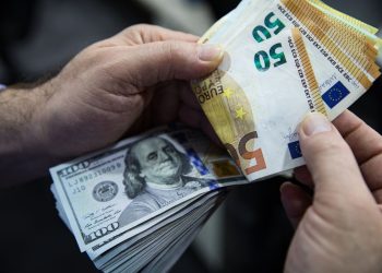 Gas crisis sends euro back below parity against dollar